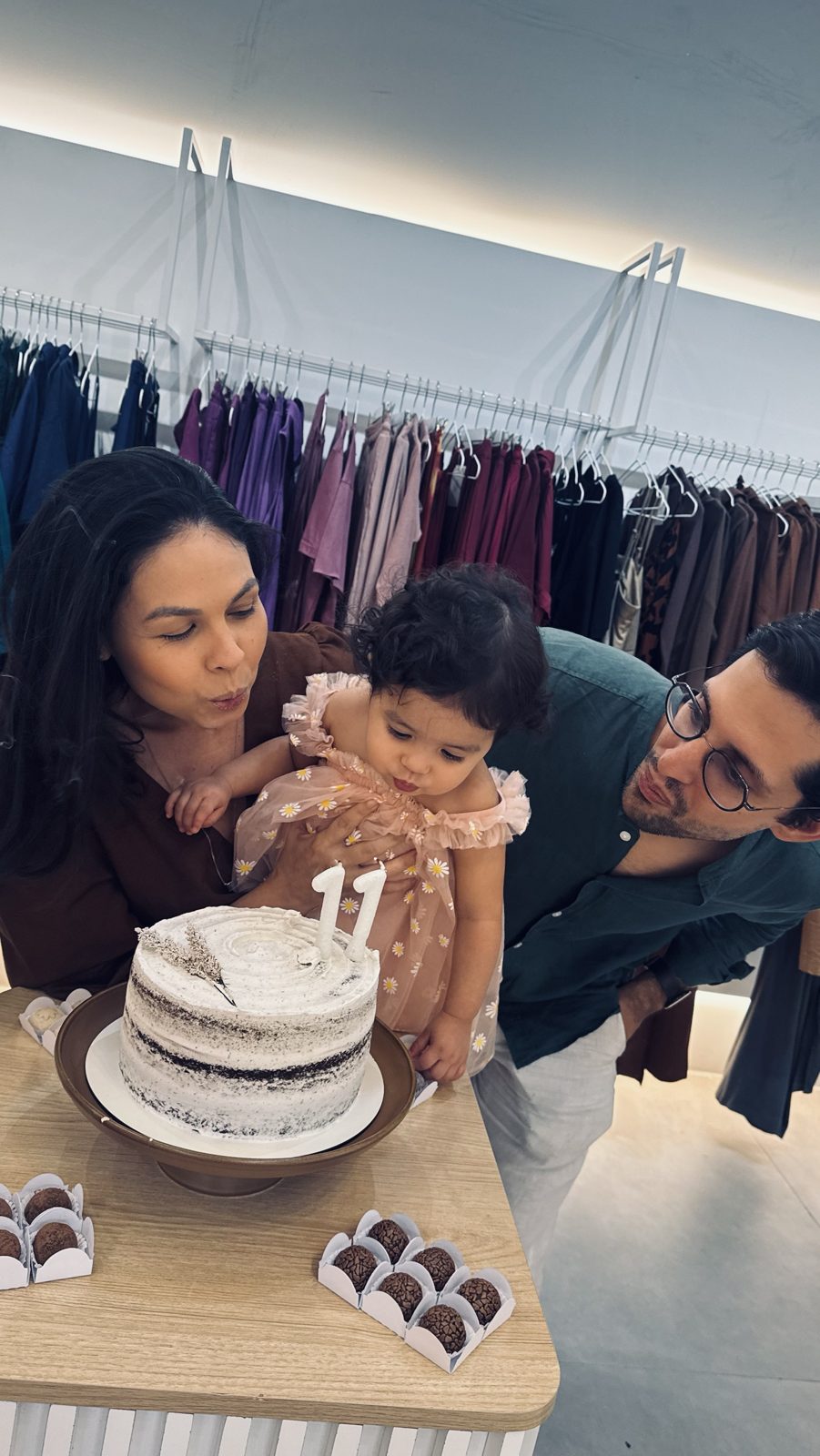 André e Érica comemorando os 11 anos da La Tienda na loja