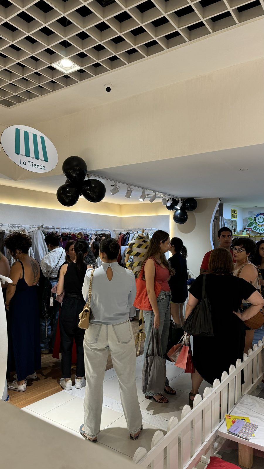 Loja física da La Tienda cheia de clientes em dia de Black Friday